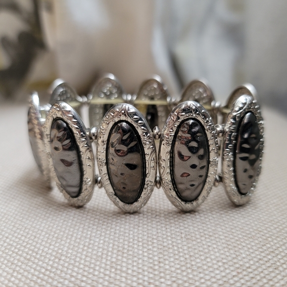 SOUTHWESTERN Hammered Chunky Stone Stretch Bracelet - Picture 3 of 4